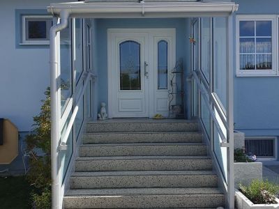 Eingangsverbau, mit Seitenteil, und mit Handlauf/Windfang