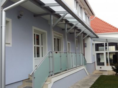 Vordach mit Glasgelände weiter mit Überdachug Koncept